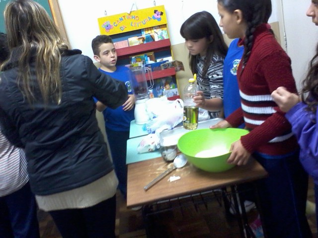 Horta1/Preparando o bolo - 5º Ano (5)