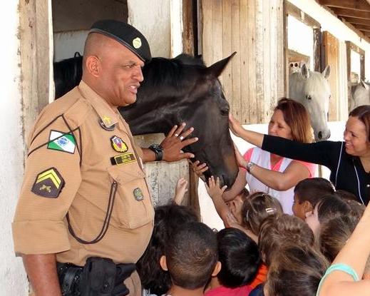 Alunos do Pré visitam o Regimento de Polícia Montada