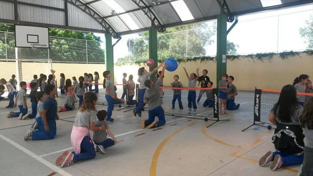 Alunos participam dos jogos interativos na escola.