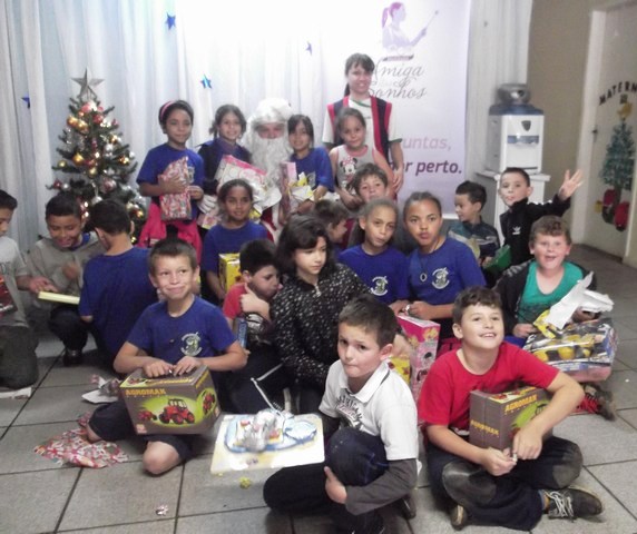 Alunos recebem presente de Natal