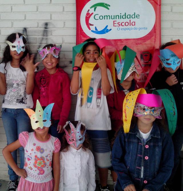 Confecção de máscaras e baile de carnaval no comunidade escola