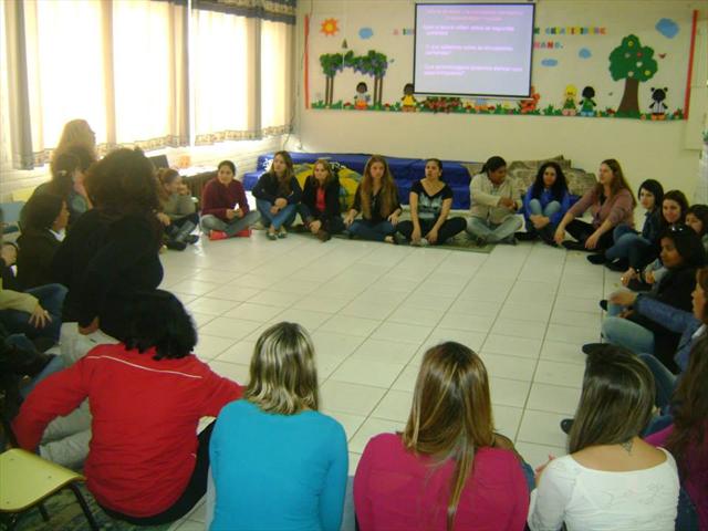 Reunião pedagógica no CMEI Atuba aborda as brincad