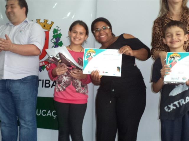 Jornalista Mirim do Projeto Jornal Eletrônico Escolar Extra, Extra! da Escola Municipal CEI David Carneiro é premiada na cerimônia do Tirando de Letra 2015