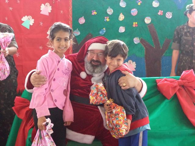 Alunos de CMEI e Escola Municipal do núcleo Boqueirão recebem presentes de Natal, uma ação do 5º Quartel General