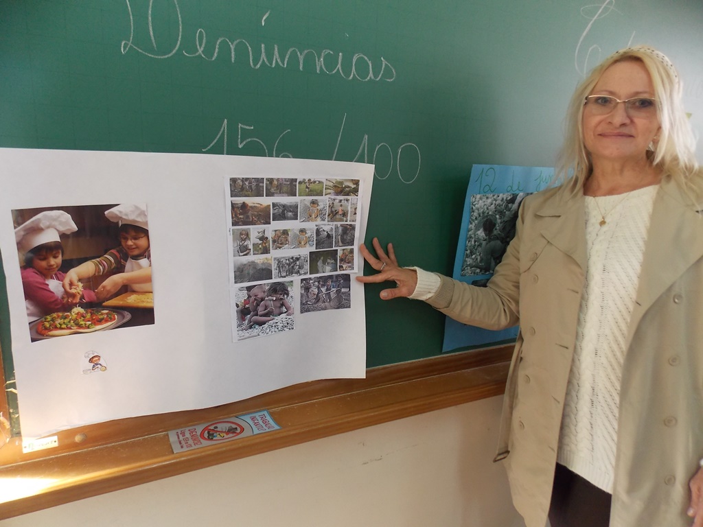 Professora e o cartaz realizado pela turma