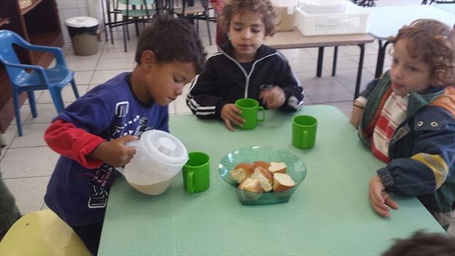 Café da manhã com autonomia nas turmas do M III e Pré