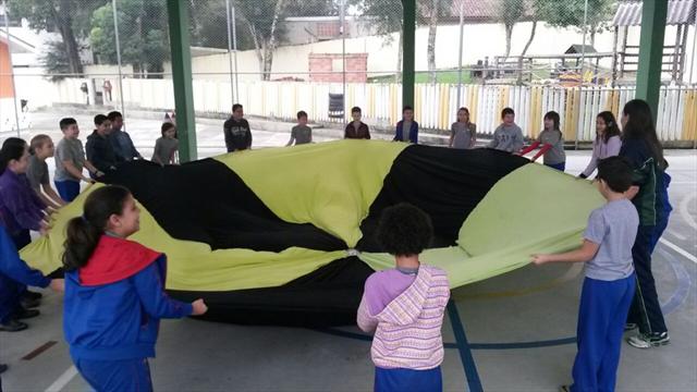 Aula de educação fisica divertida com estagiarios.