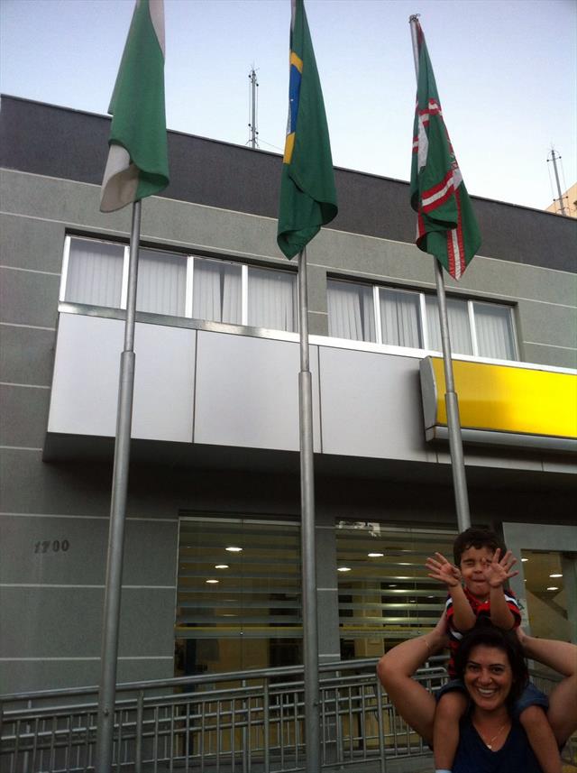 Desafio: Encontre a bandeira de Curitiba e tire uma foto com seu (a) filho (a).