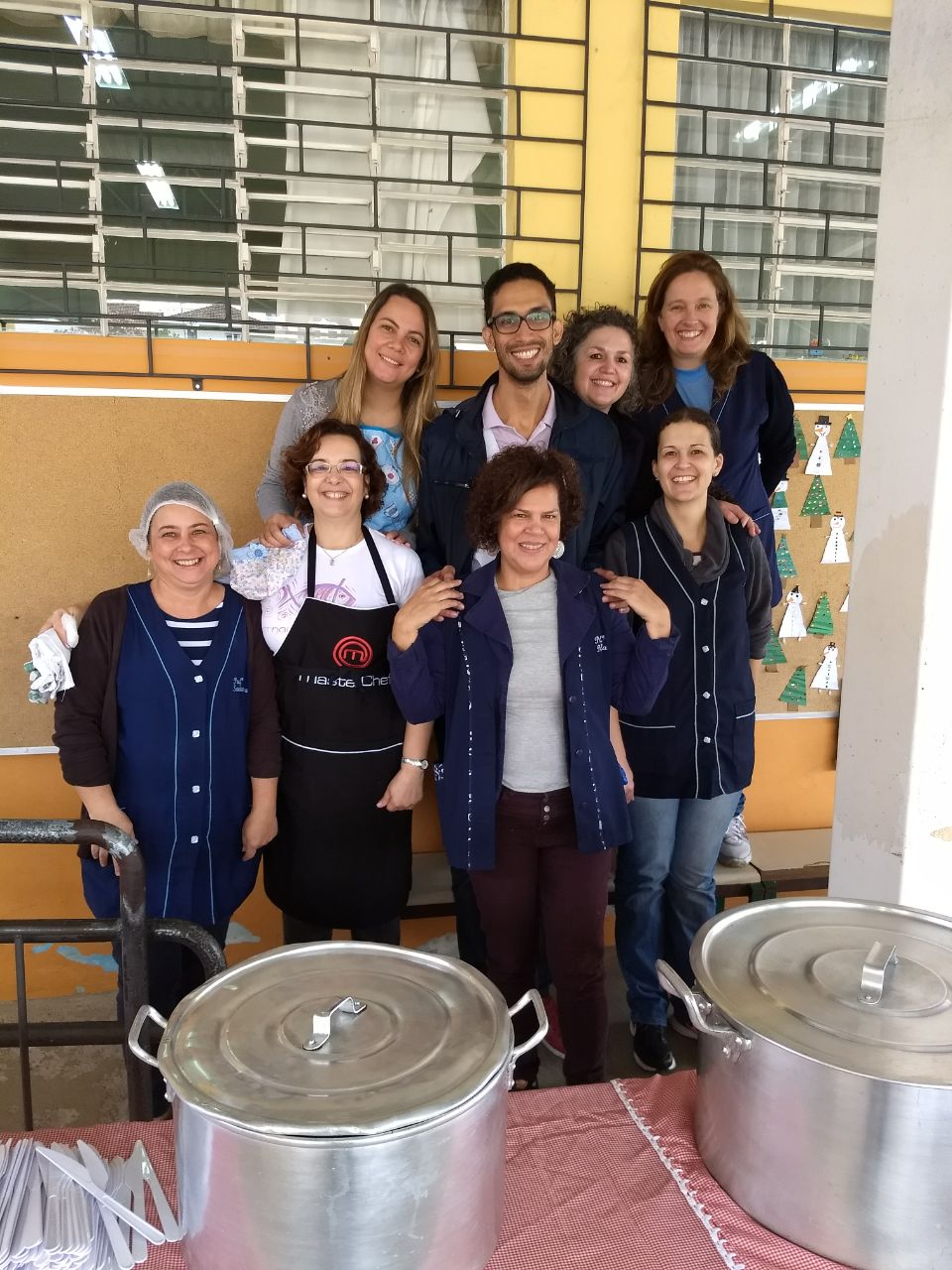 Equipe para organizar o almoço e servir os estudantes