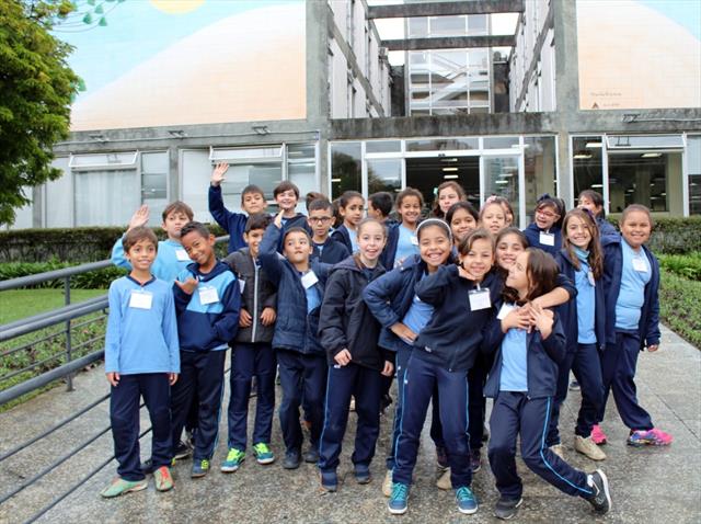 Estudantes do CEI Lina Moreira visitam o gabinete do prefeito