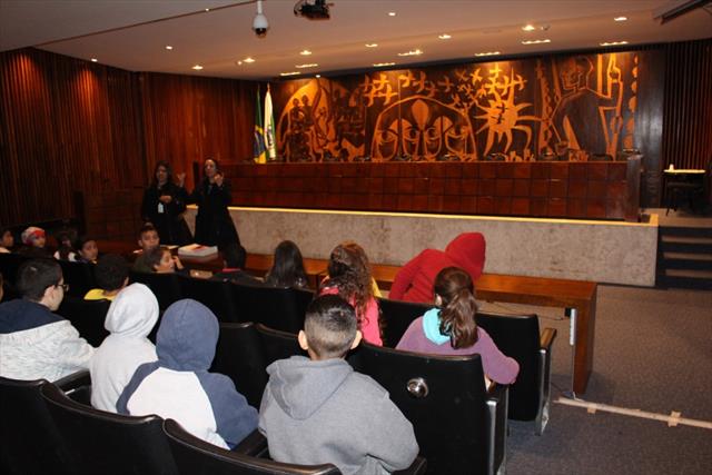 Estudantes da EM Jardim Santos Andrade tem aula de Campo na Assembleia Legislativa do Paraná