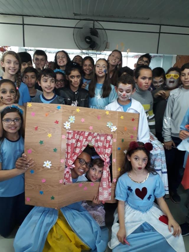 TEATRO APRESENTADO PELA TURMA DO 5º ANO "A" A DONA BARATINHA