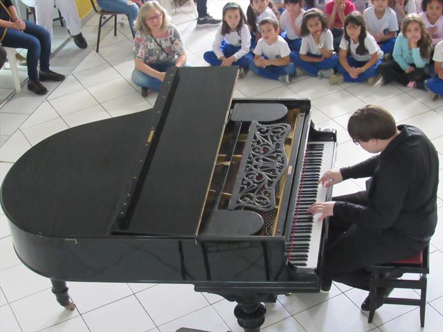 Recital de Piano encanta estudantes da Escola Professor Guilherme Butler