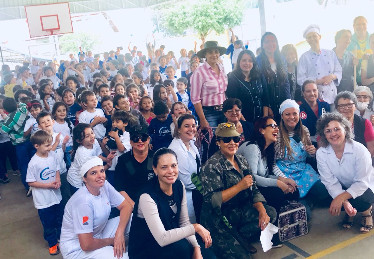 Desfile e apresentação dos estudantes da manhã