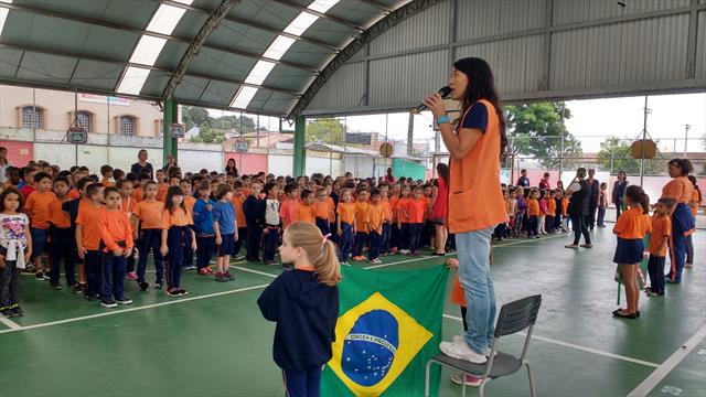 Resgatar os valores cívicos é despertar nos estudantes o respeito pelos símbolos brasileiros