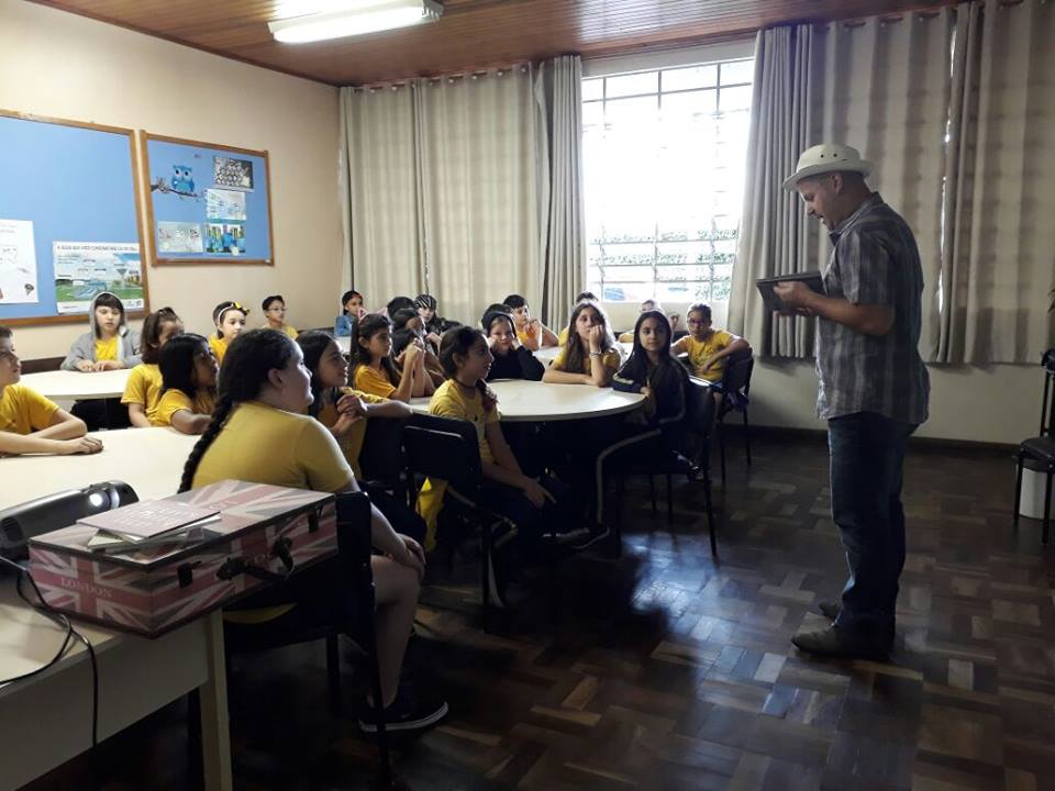 Escritor Álvaro Posselt visita a Escola Municipal Professor Ricardo Krieger