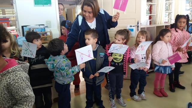 a turma do pré 2C contando para os colegas das out