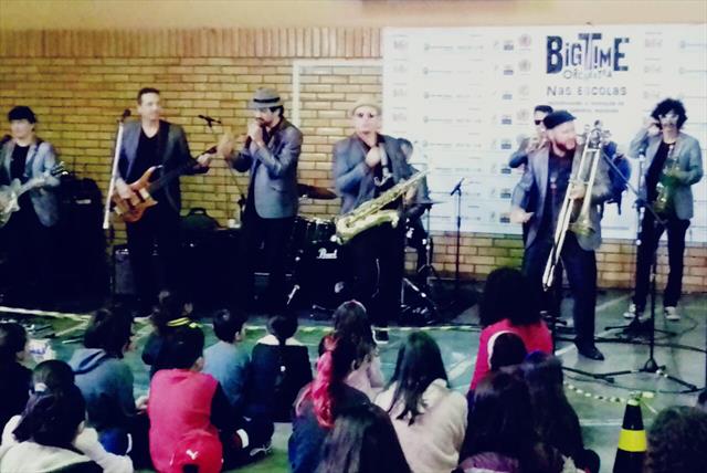 Big Time Orchestra agita a Escola Municipal Profes