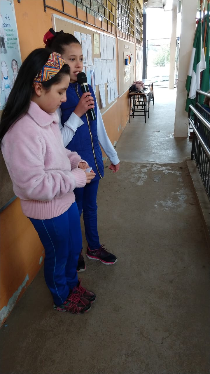 Laura Cadena e Isabele Trevisan fazendo a leitura do texto que criaram.