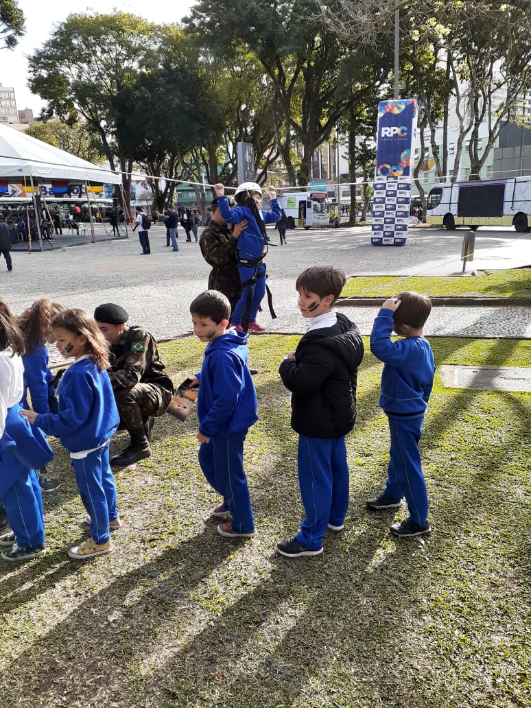 Praça Rui Barbosa visita a exposição do exército