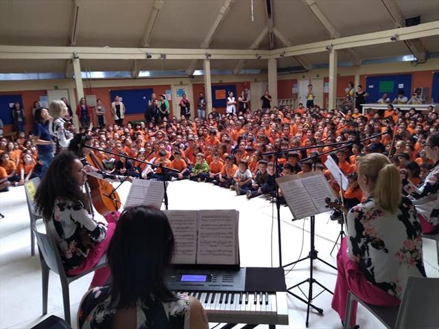 Orquestra Ladies Ensemble tocando os corações.