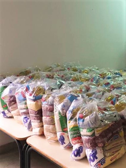 Kits com alimentos hortifrútis, perecíveis e não perecíveis