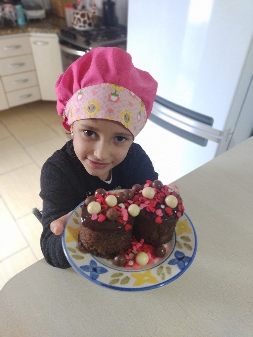 Sarah e seu bolo de caneca pronto!!