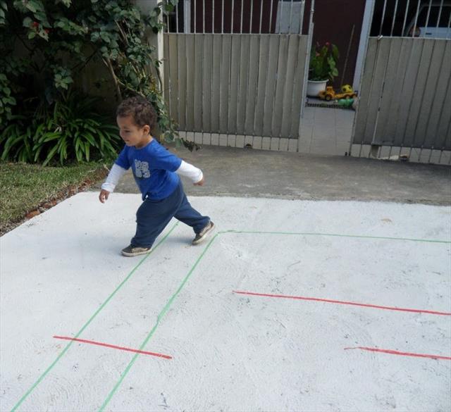 Emanuel realizando o percurso do jogo do caminho!