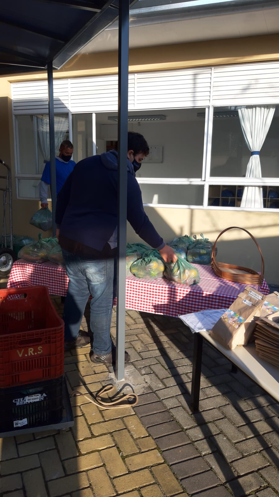 Unidades da Matriz entregam kit alimentação e pedagógico para o grupo A