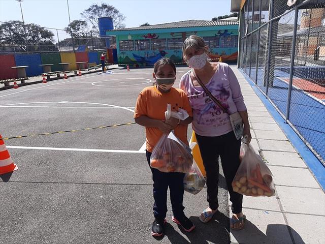 Parceria entre famílias e a escola na entrega de Kits alimentares e pedagógicos.