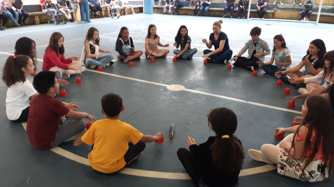 Apresentação de percussão com copos