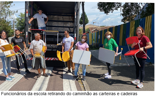 ESTUDANTES FICAM EUFÓRICOS COM A CHEGADA DO CAMINHÃO.