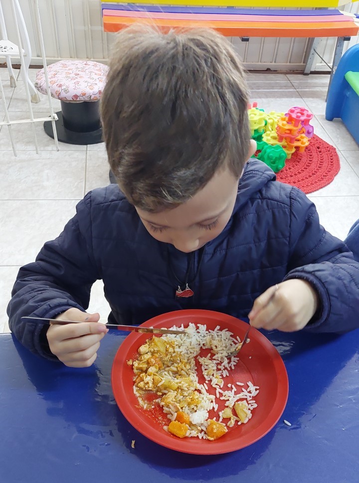 Garfo e faca na rotina da alimentação