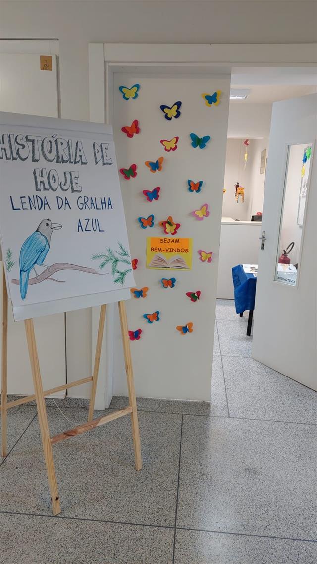 Hora da história na biblioteca da nossa escola.