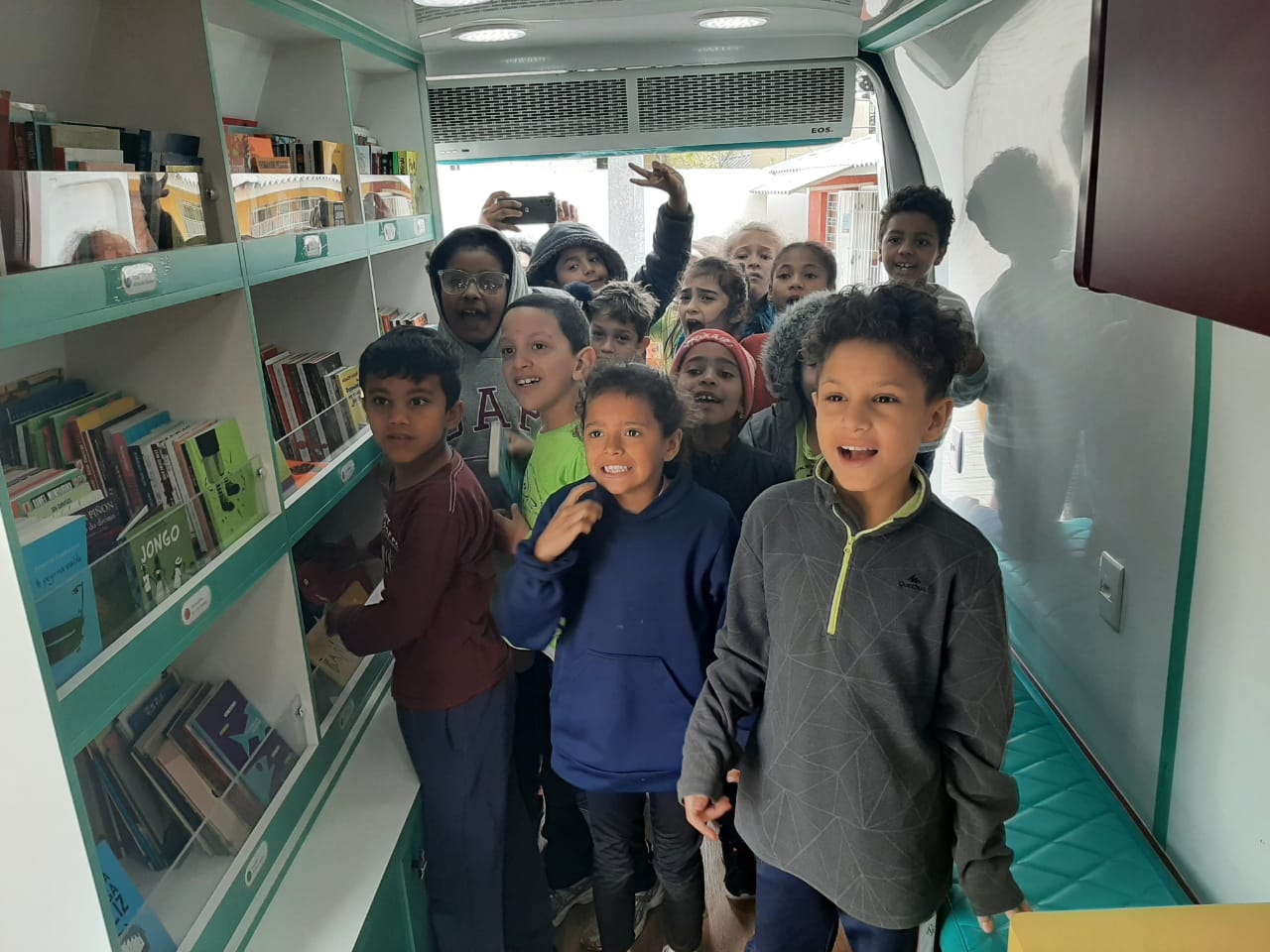 Escola Noely Simone de Avila recebe o BookTruck