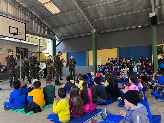 Banda do Exército anima os estudantes