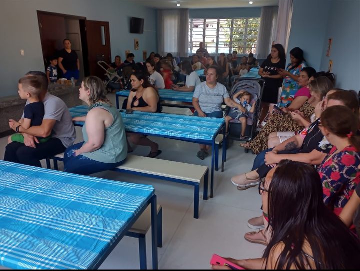 Famílias participando da conversa sobre os Parâmetros Indicadores de Qualidade.